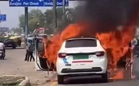 ग्रेटर नोएडा में चलते-चलते इलेक्ट्रिक कार बनी आग का गोला, चालक ने कूदकर बचाई जान