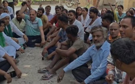 नोएडा में बिजली संकट पर बवाल, लोगों का फूटा गुस्सा; सेक्टर-65 बिजली घर पर प्रदर्शन