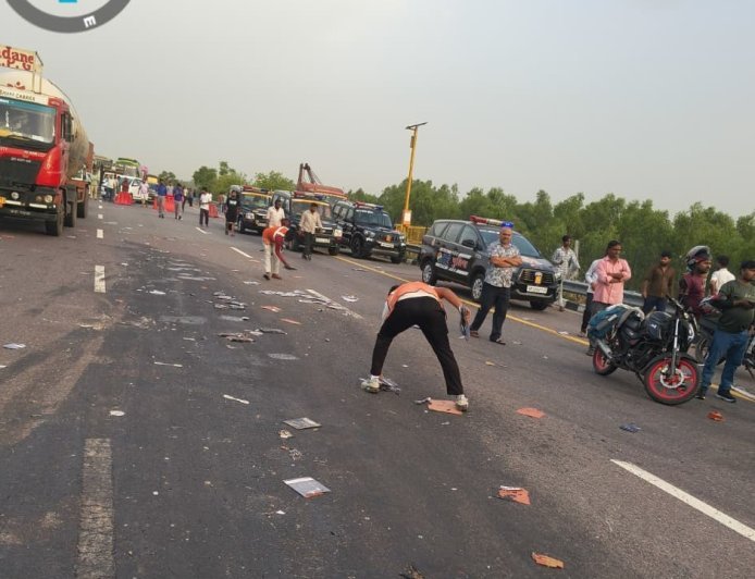 लखनऊ-आगरा एक्सप्रेसवे पर भीषण हादसा, प्राइवेट बस पलटने से 5 यात्रियों की मौत