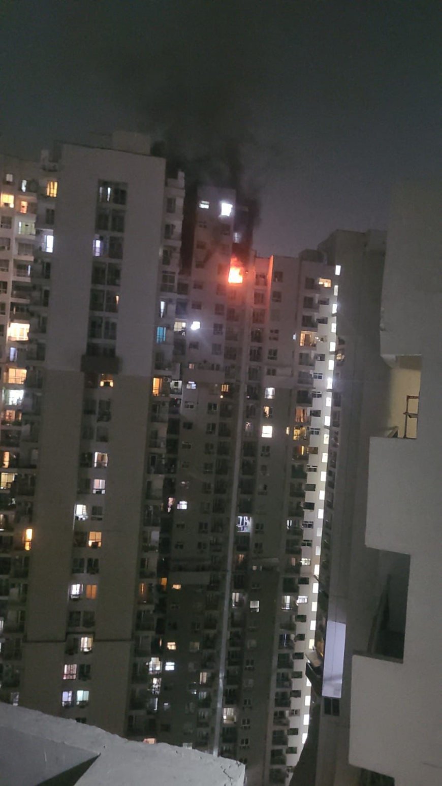 नोएडा की हाईराइज सोसाइटी में भीषण आग, 27वीं मंजिल पर मचा हड़कंप
