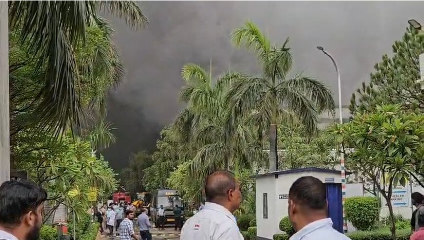 नोएडा की स्पार्क मिंडा कंपनी में भीषण आग, मौके पर पहुंचीं एक दर्जन से ज्यादा दमकल गाड़ियां