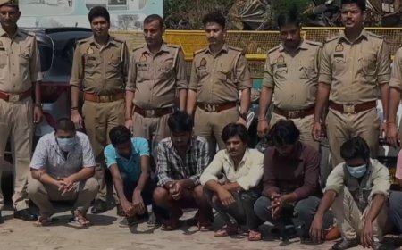 सेक्टर-53 के होटल में चल रहा था जुए का अड्डा, लाखों की नकदी बरामद; 20 गिरफ्तार