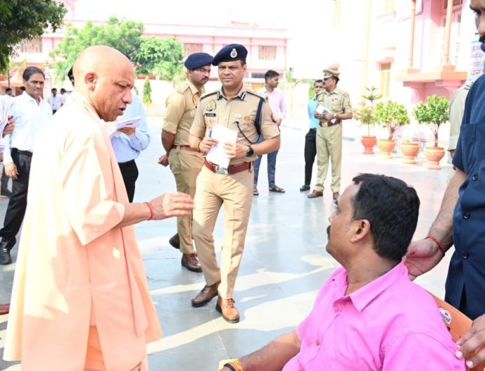 'पात्र लोगों को हर हाल में मिले सरकारी योजनाओं का लाभ', जनता दर्शन में सीएम योगी का बड़ा संदेश