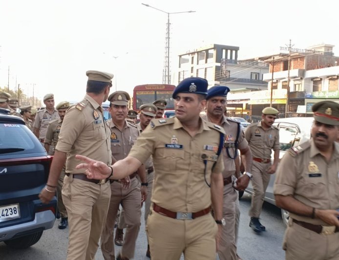 DCP शैलेन्द्र सिंह द्वारा बदलपुर क्षेत्र मे पैदल गस्त की गयी