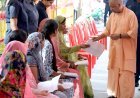 गुरु पूर्णिमा पूजन के बाद गोरखनाथ मंदिर में जनता दर्शन में मुख्यमंत्री योगी आदित्यनाथ ने करीब 200 लोगों से मुलाकात की