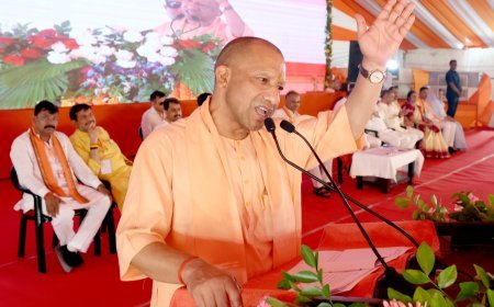 मुख्यमंत्री योगी आदित्य नाथ ने कहा अयोध्या जी मे हनुमानगढ़ी की सीढ़ीओ पर नमाज पढ़वाने का पाप सपा व कांग्रेस ने किया