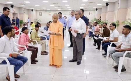 लखनऊ मुख्यमंत्री योगी आदित्य नाथ के जनता दरवार मे फर्यादिओं की भीड़