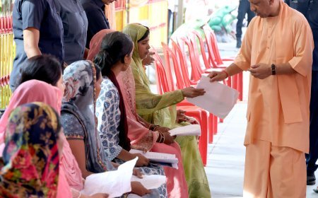 गुरु पूर्णिमा पूजन के बाद गोरखनाथ मंदिर में जनता दर्शन में मुख्यमंत्री योगी आदित्यनाथ ने करीब 200 लोगों से मुलाकात की