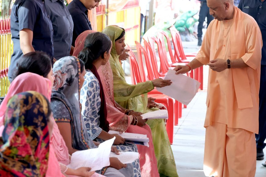 गुरु पूर्णिमा पूजन के बाद गोरखनाथ मंदिर में जनता दर्शन में मुख्यमंत्री योगी आदित्यनाथ ने करीब 200 लोगों से मुलाकात की