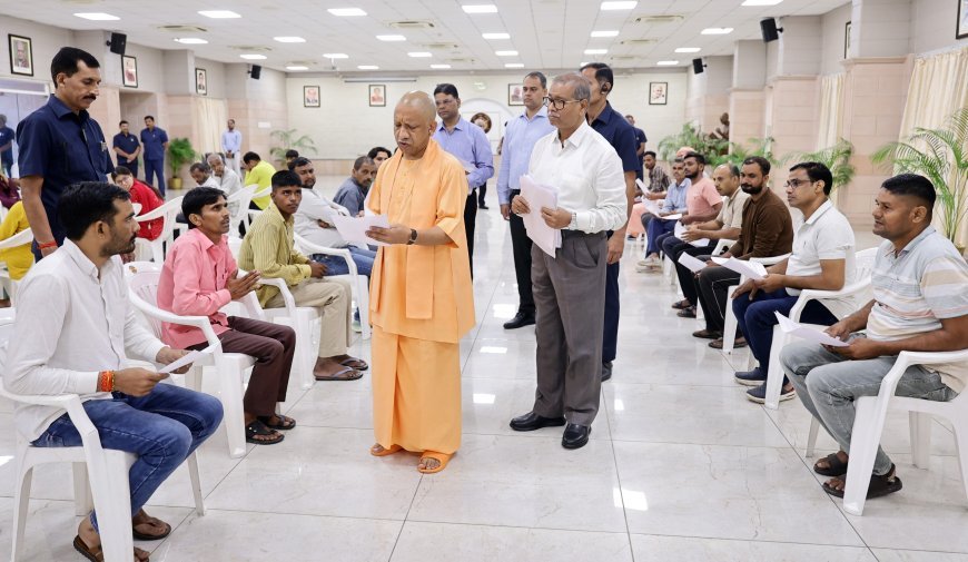 लखनऊ मुख्यमंत्री योगी आदित्य नाथ के जनता दरवार मे फर्यादिओं की भीड़