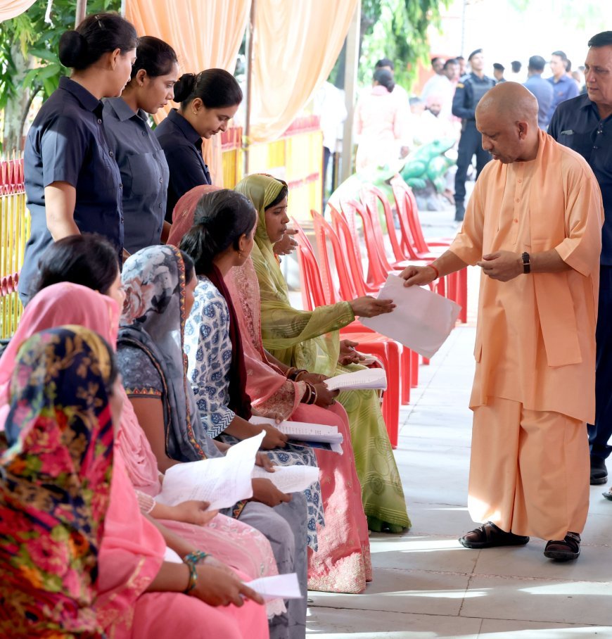 गुरु पूर्णिमा पूजन के बाद गोरखनाथ मंदिर में जनता दर्शन में मुख्यमंत्री योगी आदित्यनाथ ने करीब 200 लोगों से मुलाकात की