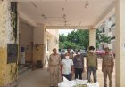 थाना इकोटेक-3 पुलिस द्वारा कंपनी में चोरी करने वाले 03 अभियुक्त गिरफ्तार, कब्जे से चोरी की 363 टी-शर्ट बरामद।