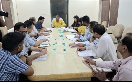बाढ़ की संभावित स्थिति से निपटने तथा जनपद गौतमबुद्धनगर में बाढ़ सुरक्षा एवं बचाव की तैयारियों की समीक्षा को लेकर  शक्ति सदन गेस्ट हाउस, सेक्टर 38 नोएडा में जनपद के प्रभारी मंत्री बृजेश सिंह की अध्यक्षता में समीक्षा बैठक आयोजित की गई
