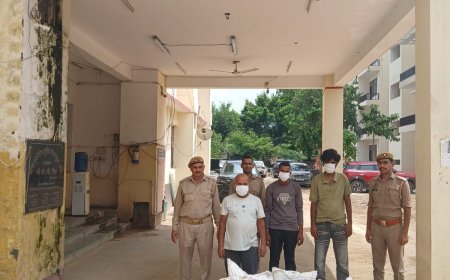 थाना इकोटेक-3 पुलिस द्वारा कंपनी में चोरी करने वाले 03 अभियुक्त गिरफ्तार, कब्जे से चोरी की 363 टी-शर्ट बरामद।
