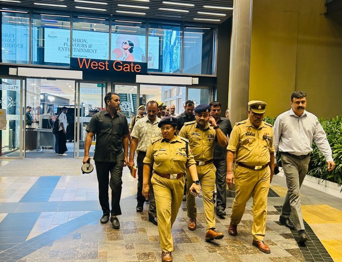 पुलिस कमिश्नर गौतमबुद्धनगर  लक्ष्मी सिंह के निर्देशन में डीसीपी नोएडा साद मिया खान के पर्यवेक्षण में एडीसीपी नोएडा मनीषा सिंह द्वारा एसीपी-1 नोएडा प्रवीण कुमार सिंह के साथ मय बम स्क्वाड, डॉग स्क्वाड व स्थानीय पुलिस बल के आगामी स्वतंत्रता दिवस पर सुरक्षा व्यवस्था के दृष्टिगत को देखते चलाया विशेष अभियान