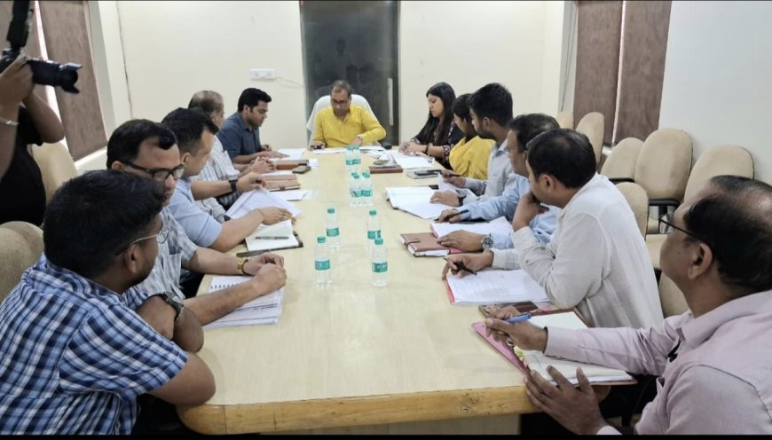 बाढ़ की संभावित स्थिति से निपटने तथा जनपद गौतमबुद्धनगर में बाढ़ सुरक्षा एवं बचाव की तैयारियों की समीक्षा को लेकर  शक्ति सदन गेस्ट हाउस, सेक्टर 38 नोएडा में जनपद के प्रभारी मंत्री बृजेश सिंह की अध्यक्षता में समीक्षा बैठक आयोजित की गई