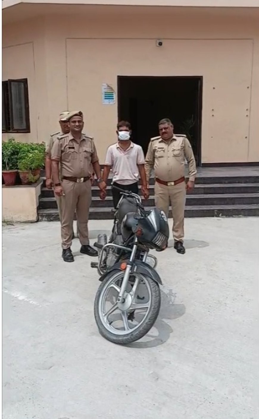 थाना सेक्टर-126 पुलिस द्वारा दो पहिया वाहन चोरी करने वाला एक अभियुक्त गिरफ्तार, कब्जे से चोरी की मोटरसाइकिल बरामद।