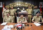 थाना एक्सप्रेस वे पुलिस द्वारा मोबाइल फोन/चैन स्नैचिंग करने वाले 02 अभियुक्त गिरफ्तार, कब्जे से अवैध शस्त्र व  03 मोबाइल फोन भिन्न-भिन्न कंपनी के, 01 मो0साइकिल (घटना में प्रयुक्त), 02 पीली धातु की चैन व 14500/- रुपये नकद बरामद