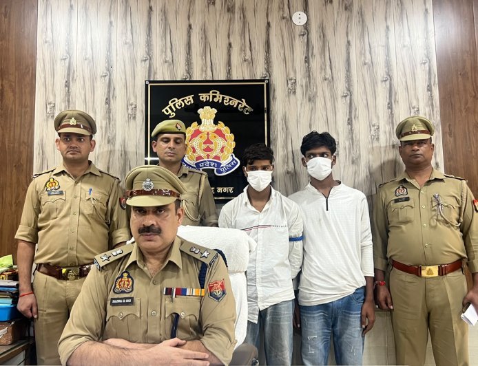 थाना सेक्टर- 63 पुलिस द्वारा मोबाईल स्नेचिंग/चोरी करने वाले गिरोह के 02 अभियुक्त गिरफ्तार, अभियुक्तगण के कब्जे से स्नेचिंग/चोरी के 31 मोबाईल फोन व 01 अवैध चाकू, घटना में प्रयुक्त मोटरसाइकिल बरामद।