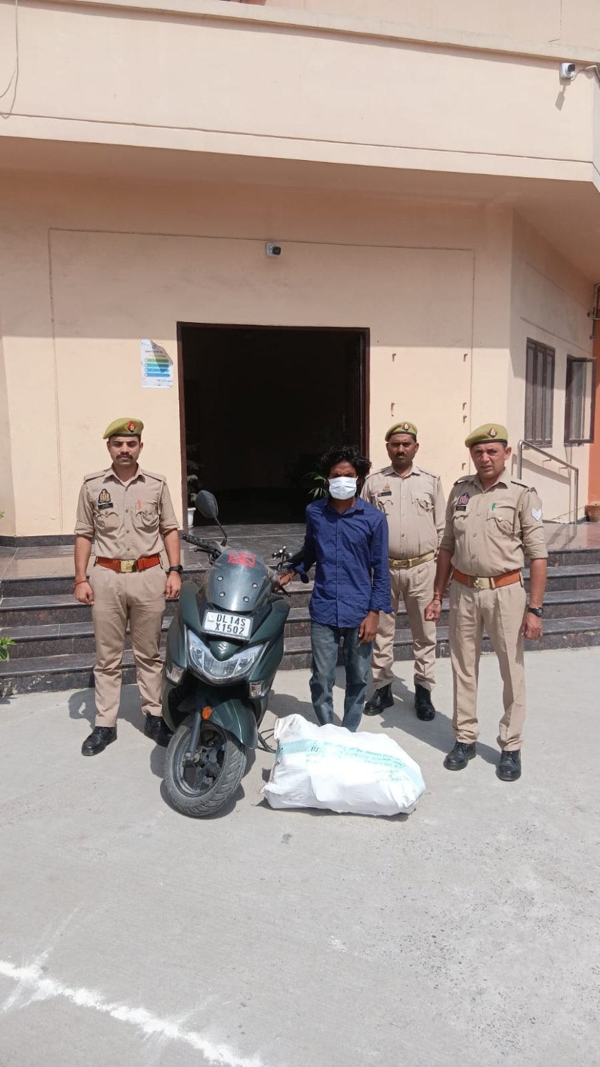 थाना सेक्टर-126 पुलिस द्वारा अवैध शराब की तस्करी करने वाला एक अभियुक्त गिरफ्तार, कब्जे से 65 बीयर की केन व तस्करी में प्रयुक्त स्कूटी बरामद।